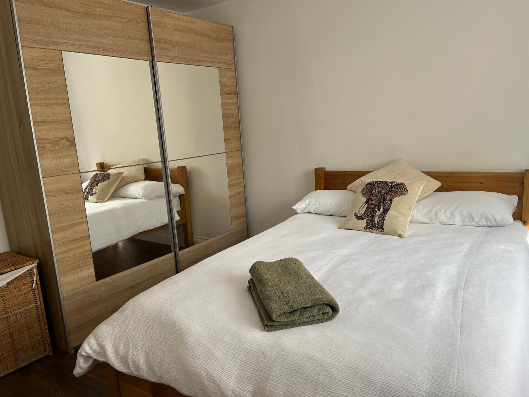 Comfortable Two Bedroom Modern Apartment London Exterior photo